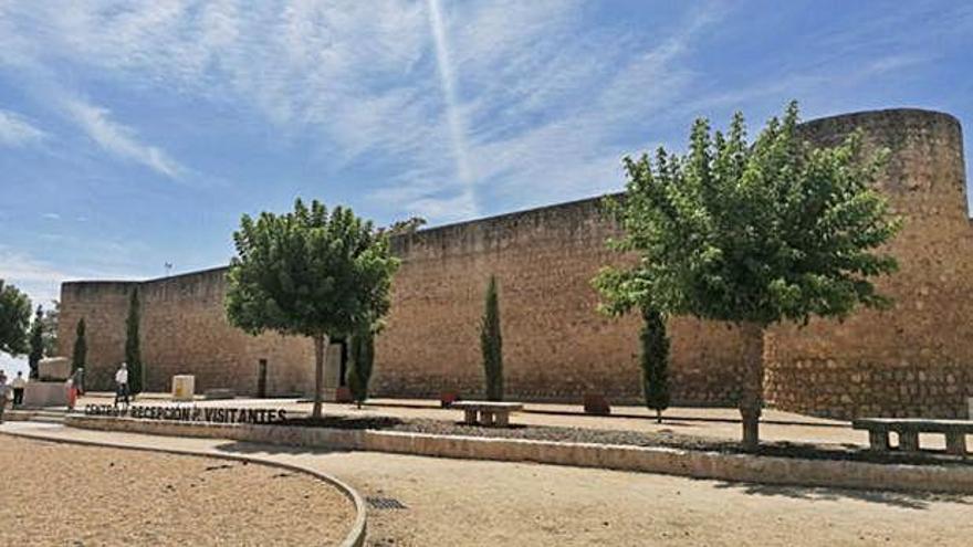 Turistas acceden al antiguo Alcázar de Toro, reconvertido en la actualidad en centro de recepción de visitantes.