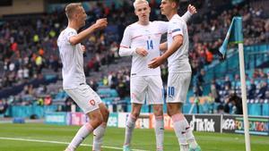 Los jugadores checos celebran el primer tanto ante Escocia