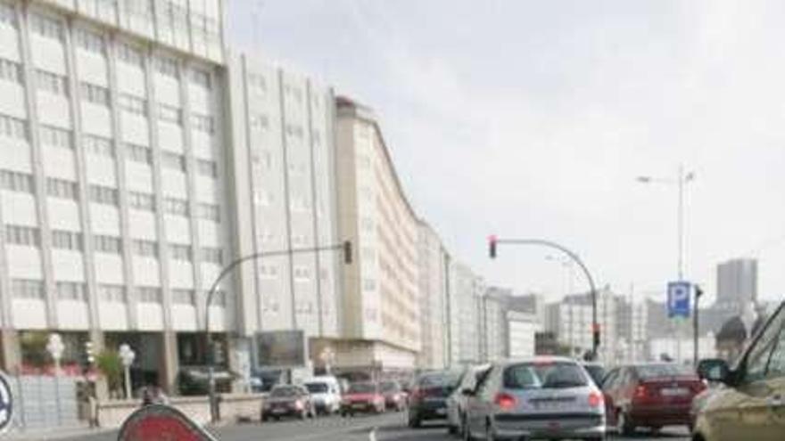 Obras en una calle coruñesa, futuro edificio junto a la muralla y parque de la Torre. / eduardo vicente / la opinión