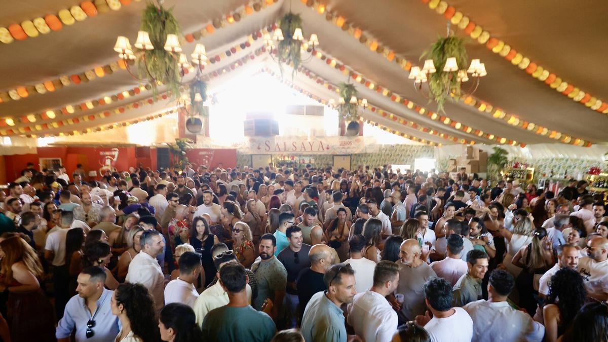 Ambiente en una caseta de la Feria de Córdoba.