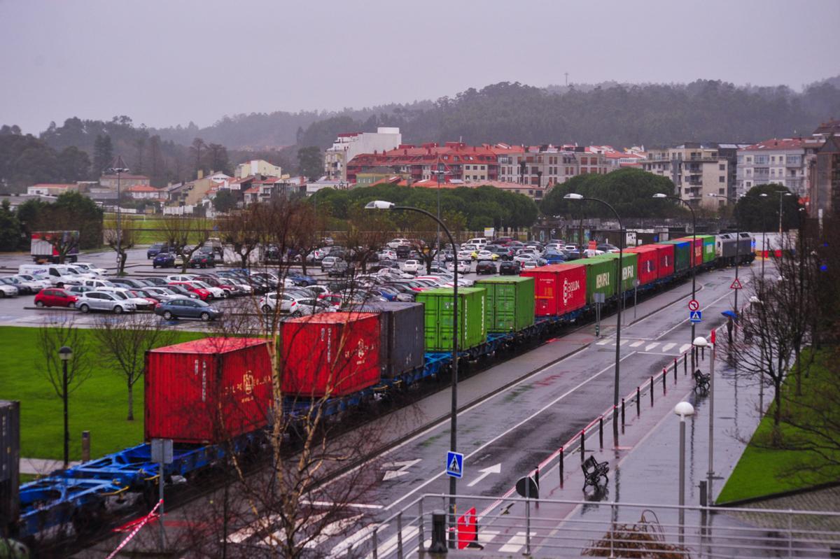 El tren de mercancías, pasando por la calle Rivero de Aguilar.