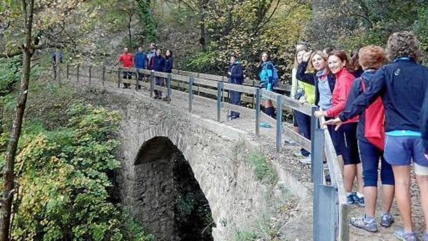 Senderistes en un tram de la nova ruta de la Via Verda del Llobregat estrenada ahir