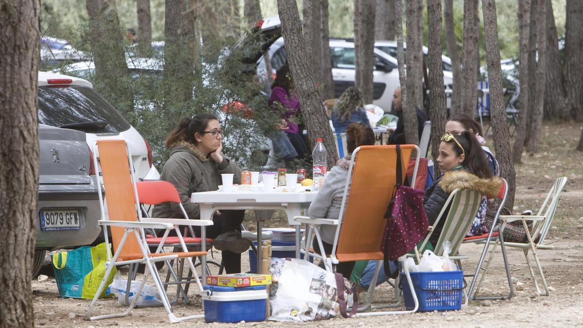 Grupos de personas comen al aire libre en una Pascua en Xàtiva.