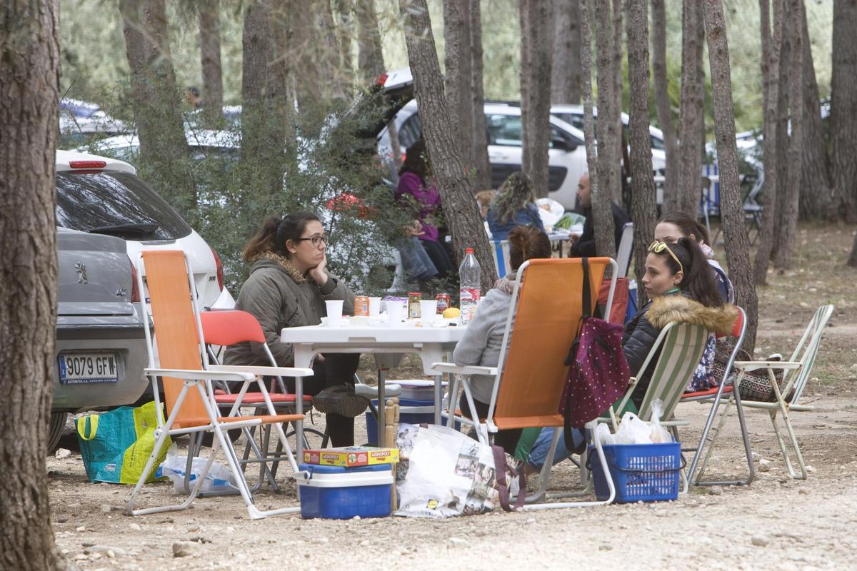 Grupos de personas comen al aire libre en una Pascua en Xàtiva.