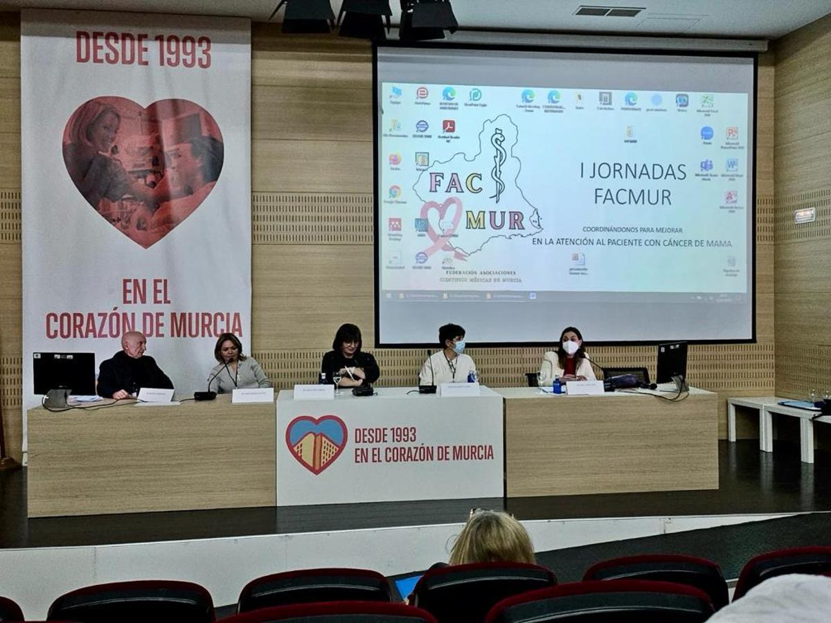 El acto celebrado en el hospital de Murcia contó con numerosos ponentes y expertos sanitarios.