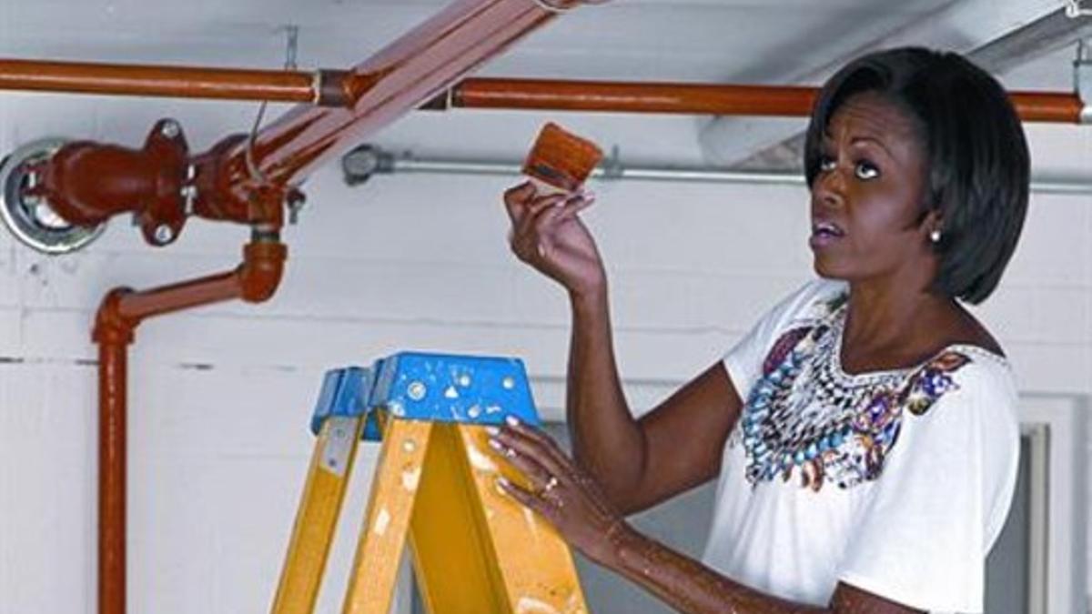 Michelle Obama ayuda a pintar una residencia_MEDIA_1