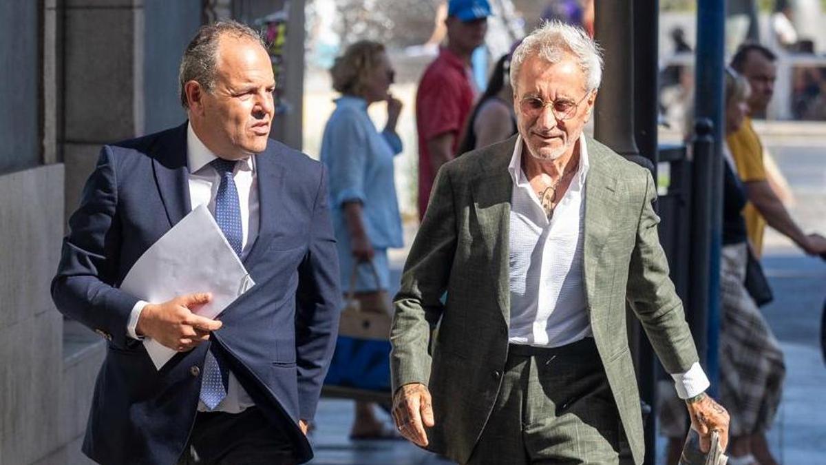 Carlos Baño y Jesús Navarro, entrando en la Cámara de Alicante.