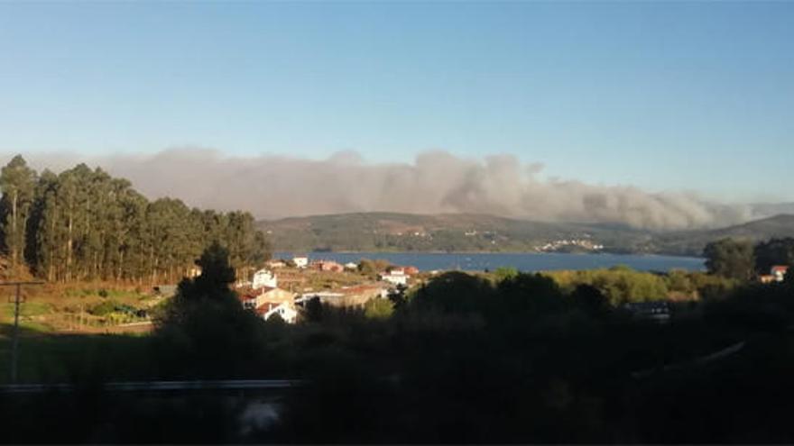 Humo del incendio en Rianxo, visto desde Catoira.