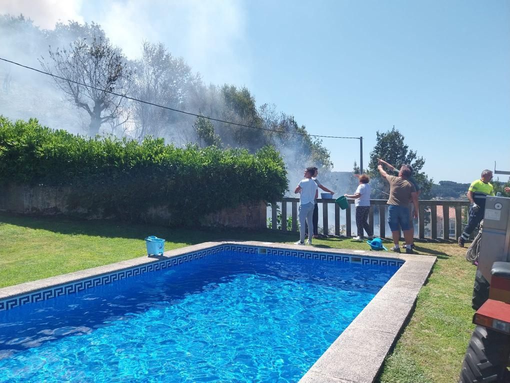 Vecinos se sumaron a las labores de extinción del incendio de A Barraca, en Bueu
