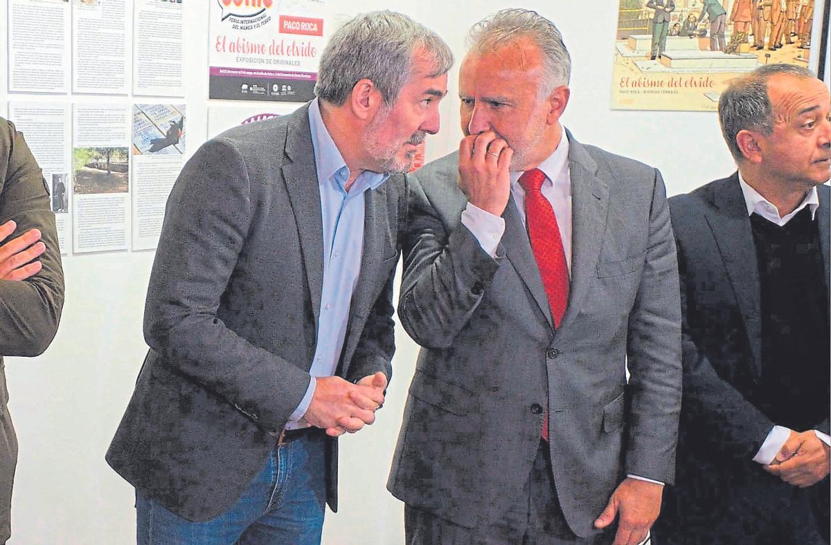 Fernando Clavijo se inclina hacia Ángel Víctor Torres para escucharlo durante un acto público.