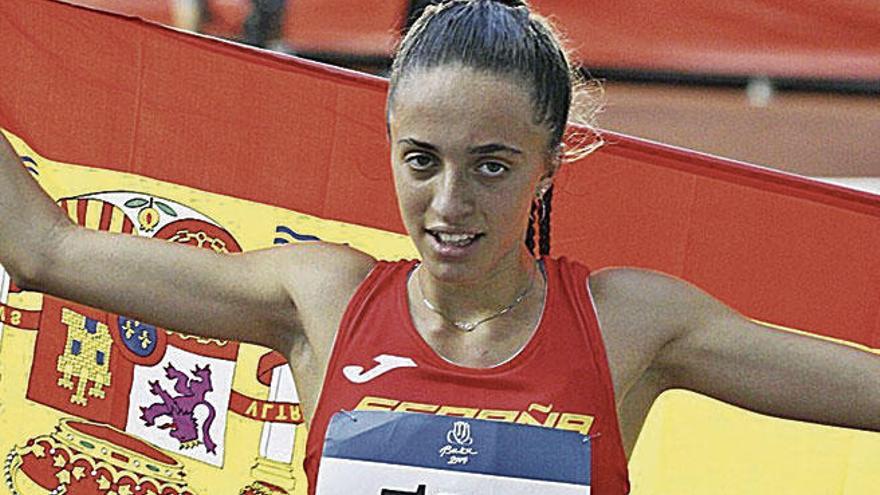Lucía Pinachio, con la bandera de España tras la prueba.  r. chapado