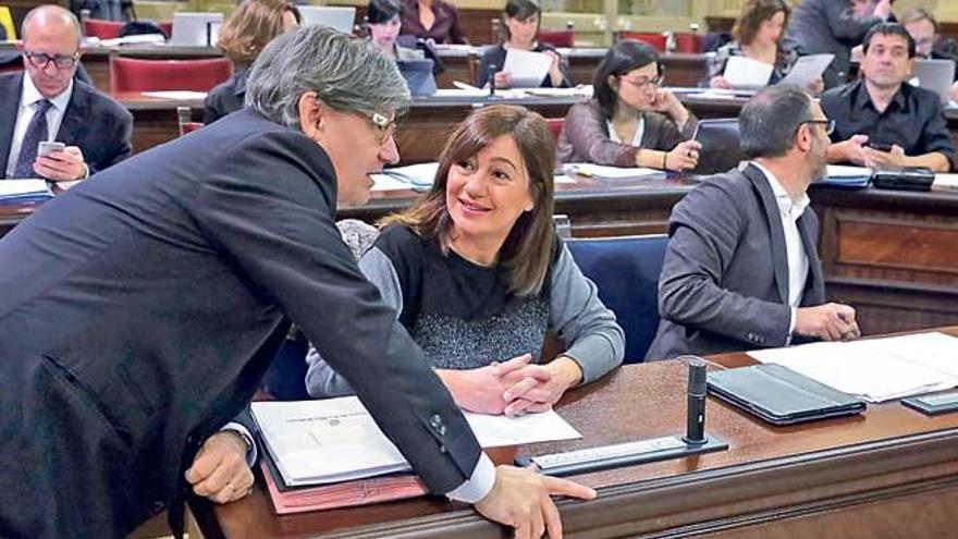 Armengol ayer en el pleno conversa con el vicepresidente del Parlament, Vicenç Thomàs.