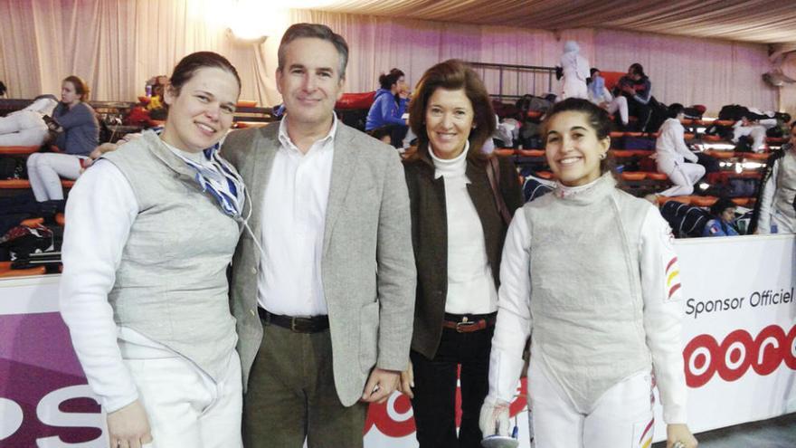 Mariño (iz.) posa con el embajador español en Argelia, Alejandro Polanco, su esposa y Anna Dunhölter