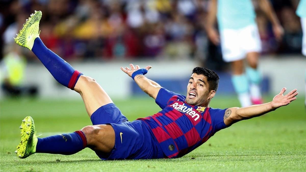 Luis Suárez reclama al árbitro durante el partido contra el Inter.