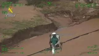 Rescatan con vida a un hombre tras caerse con su furgoneta al barranco por el puente derruido de Torrent