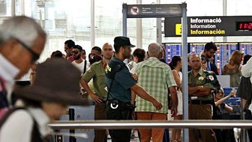 Passatgers passant el control de seguretat a la T1 de l&#039;aeroport del Prat