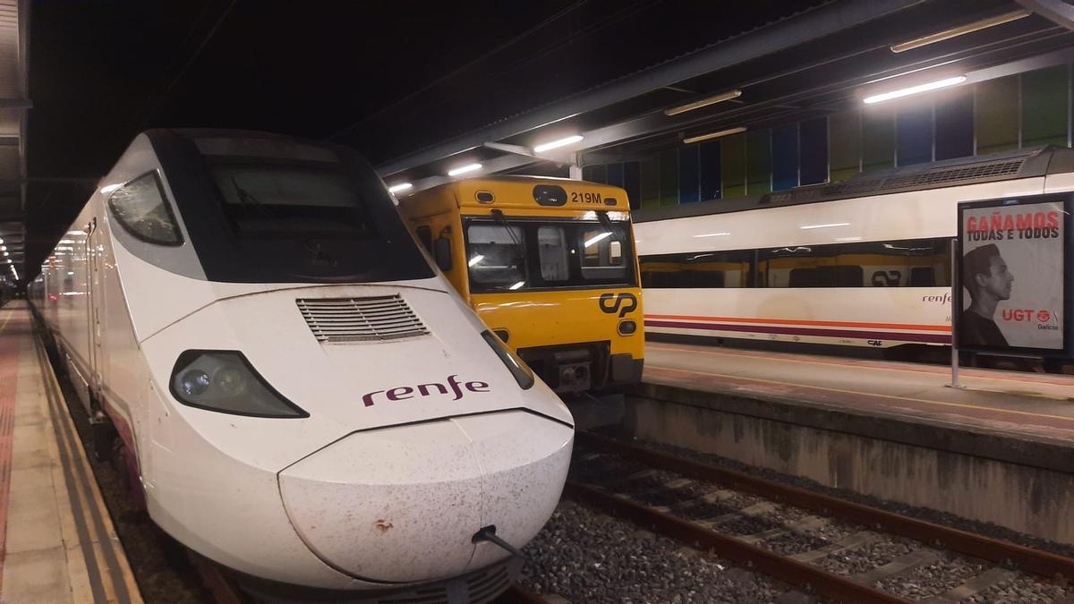Tren Alvia de Renfe junto al Tren Celta de Comboios de Portugal en la estación de Vigo-Guixar