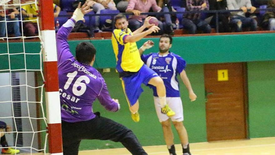 Arkaitz durante un lance de partido con el Barakaldo, su club de formación.