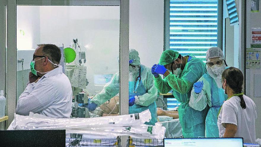 Personal sanitario trabaja en la UCI de un hospital de Badalona.