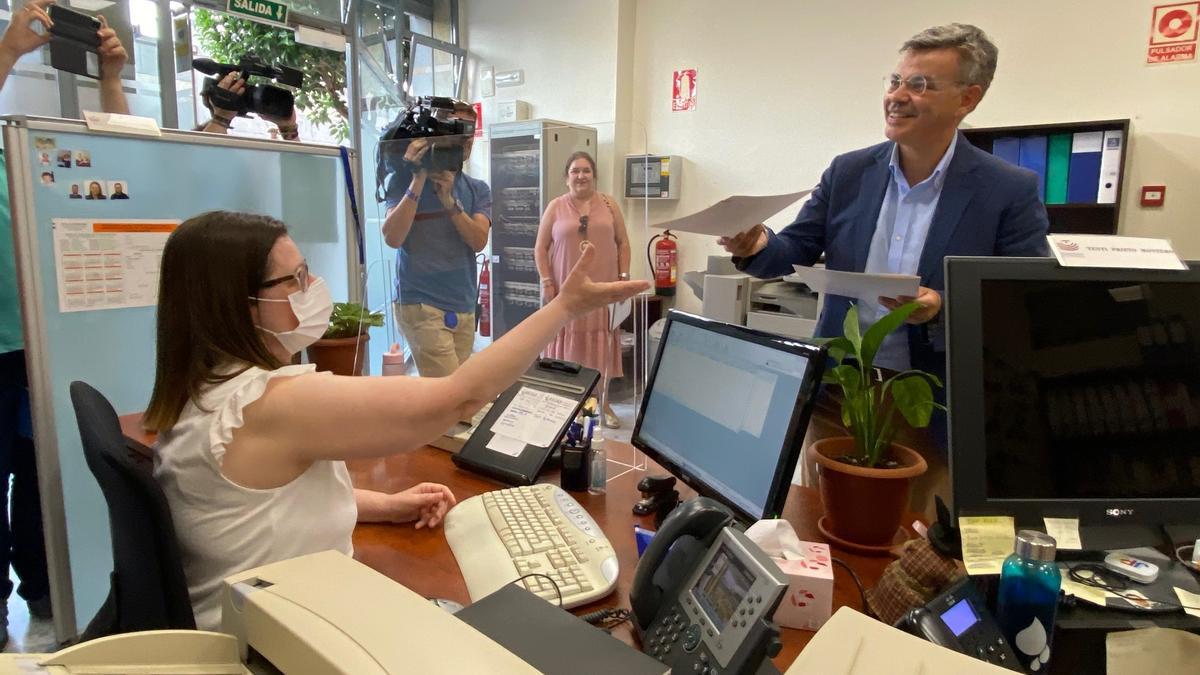 González registra la solicitud para celebrar el debate, esta mañana en Mérida.