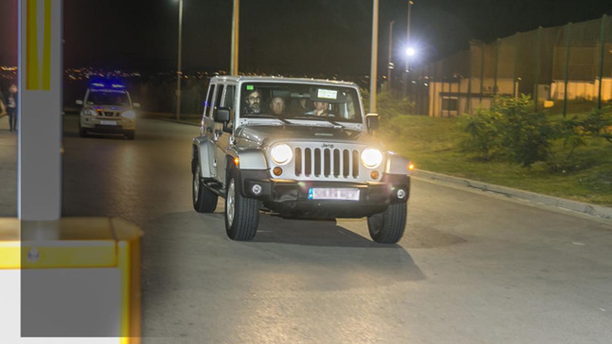 Los Núñez, con chófer y abogado, a la entrada de la cárcel de Quatre Camins, anoche.