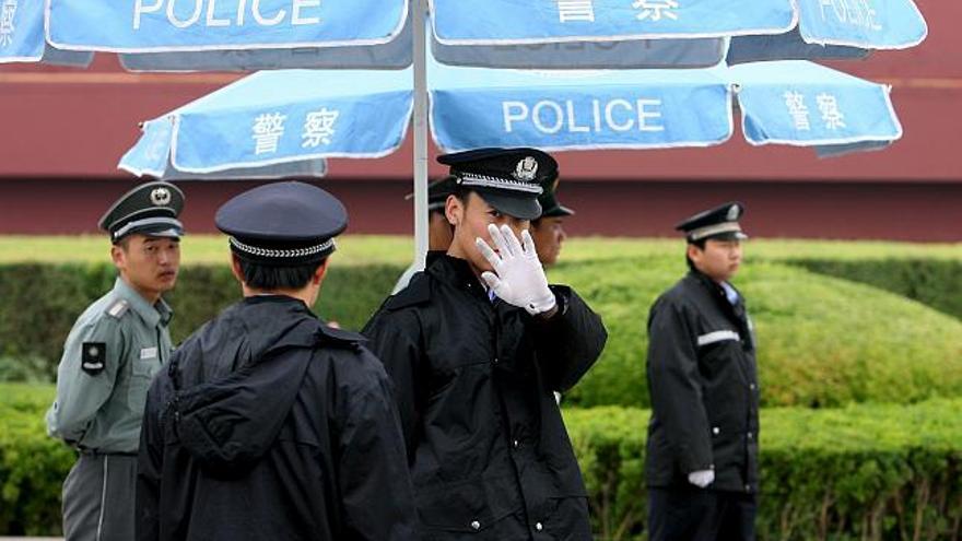 Un policía vigila las entradas y salidas en la plaza de Tiananmen, en Pekín, China, el martes 3 de junio. Mañana se cumple el 19 aniversario del &quot;incidente de Tiananmen&quot;, cuando el Ejército chino disparó indiscriminadamente contra una multitid de estudiantes que se manifestaban en la plaza de Tiananmen causando decenas de muertos y cientos de heridos, por lo que se han incrementado las medidas de seguridad como precaución ante posibles actos protesta.