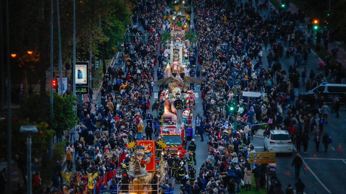 La Cabalgata de los Reyes Magos se abre paso ayer por el Paseo de La Victoria.