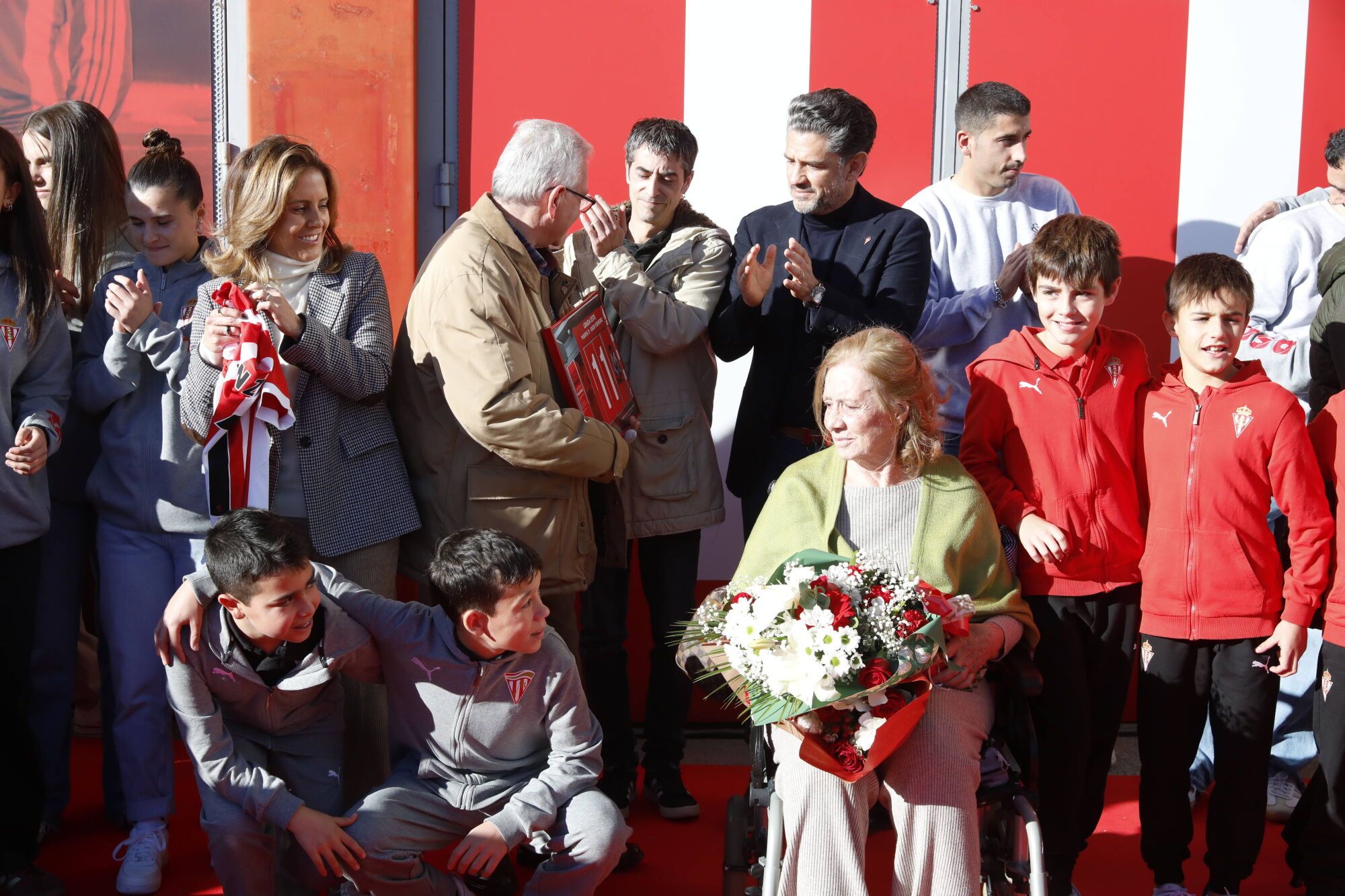 Enzo Ferrero descubre la puerta 11 de El Molinón