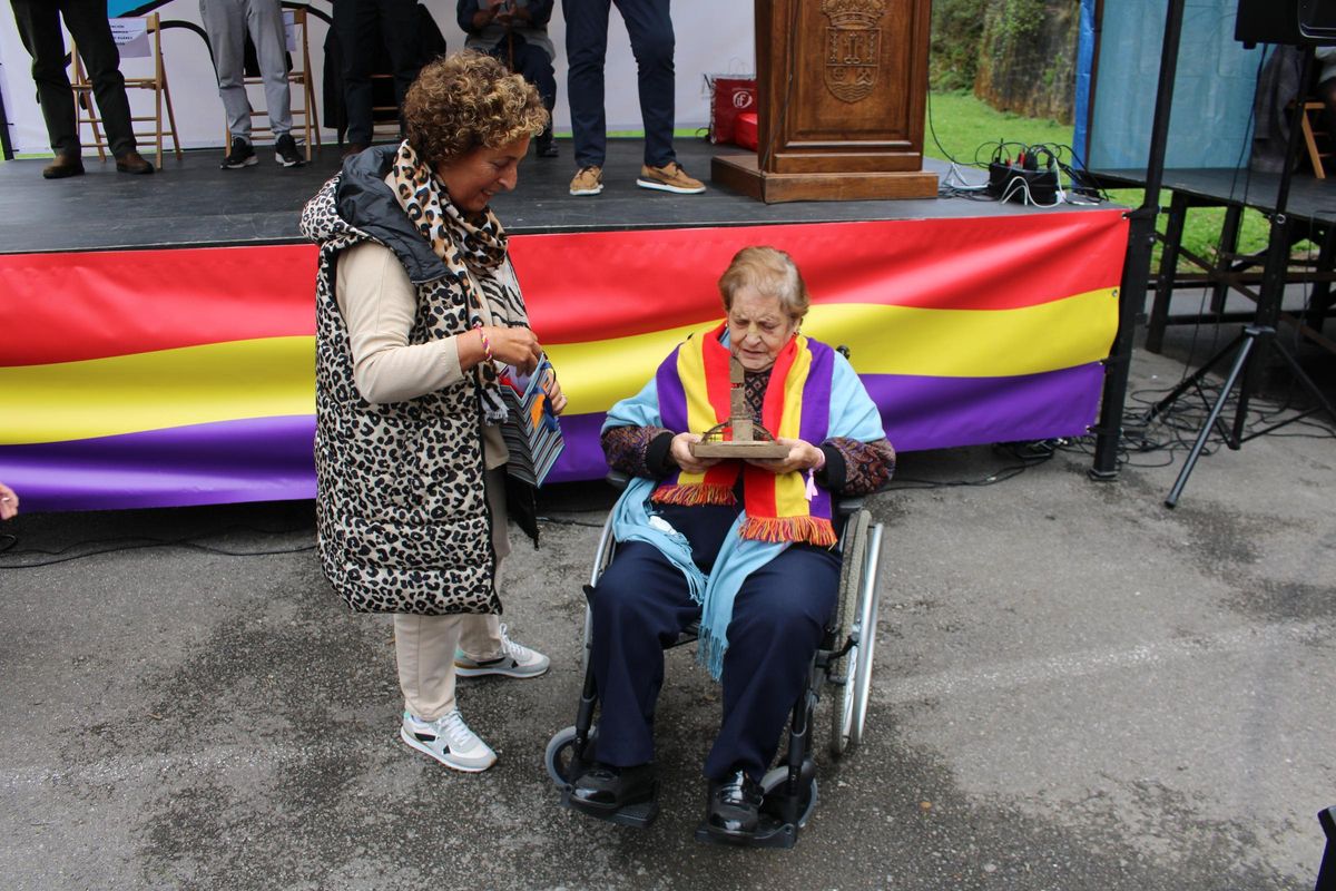 Juanita Prieto recibe el galardón de manos de Teresa Iglesias.
