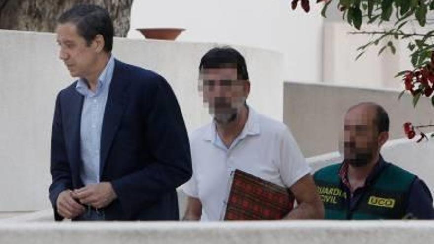 Zaplana, durante el registro de su chalé en Benidorm. DAVID REVENGA