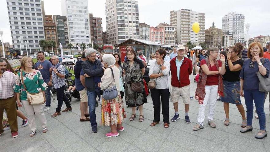 Asistentes a la manifestación contra los vertidos en la playa de San Lorenzo, ayer, en el paseo de la playa.