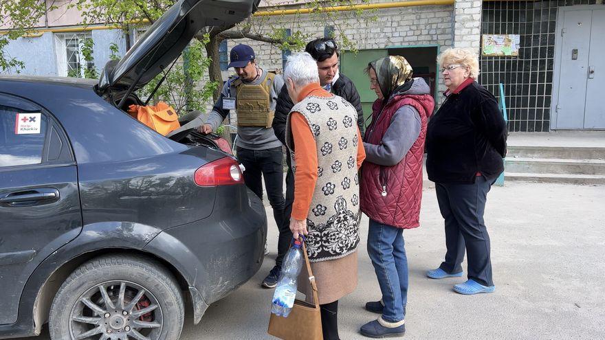 Voluntarios entregan ayuda a personas damnificadas por la guerra en Járkov (Ucrania).
