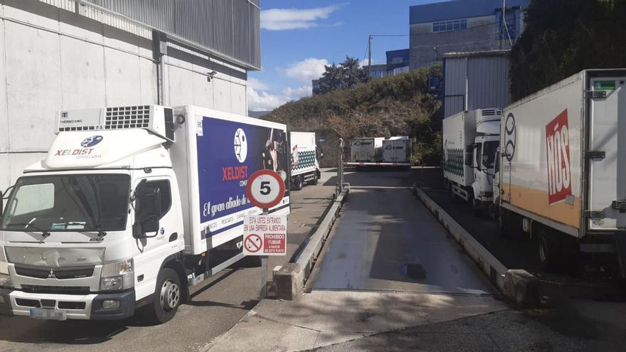 La flota de camiones de Hiperxel cumple 30 días parada en Teis a la espera  de nuevas mercancías - Faro de Vigo