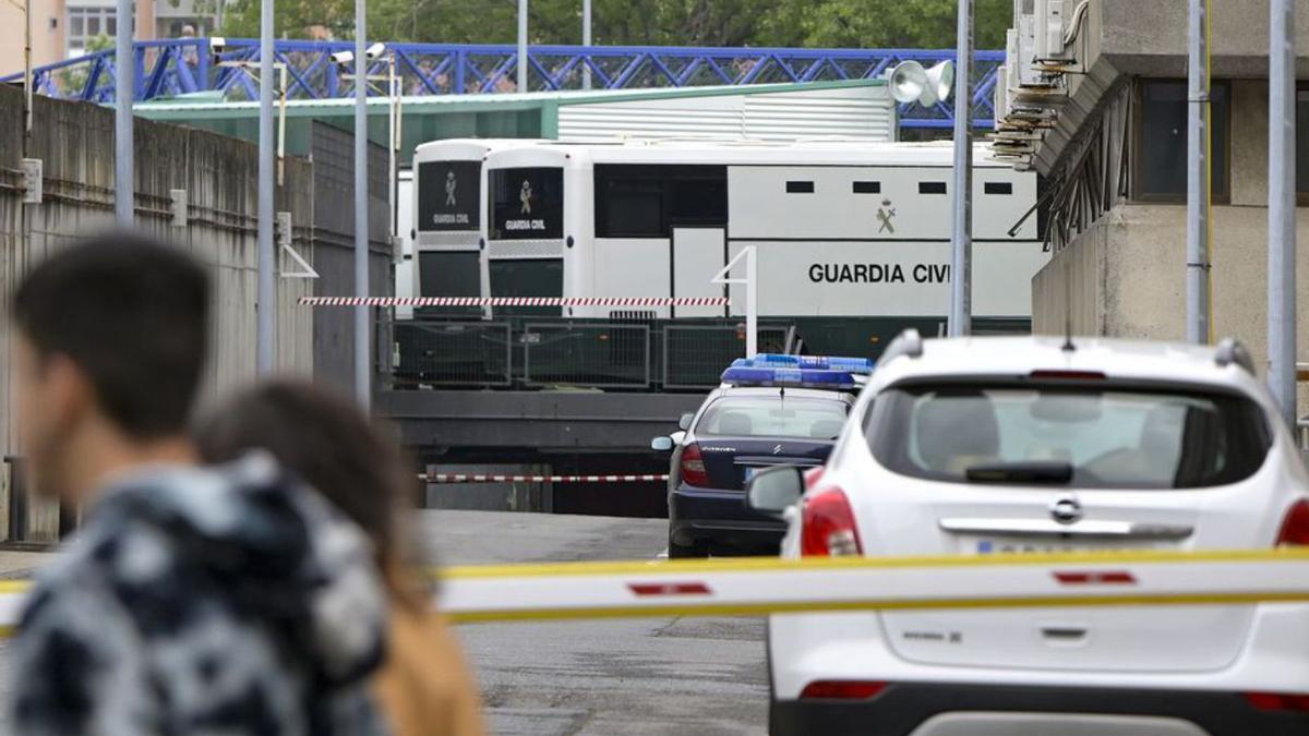 Comandancia de la Guardia Civil, donde se entregó el hombre. // M. DYLAN