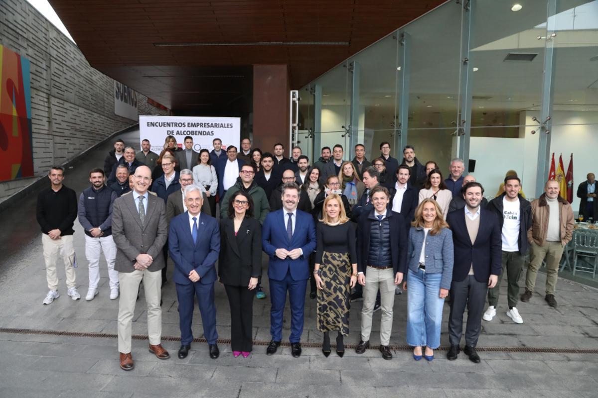 El consejero de Cultura, Turismo y Deporte de la Comunidad de Madrid, Mariano de Paco (4 izq.), y la alcaldesa de Alcobendas, Rocío García, (5 izq.) en el V Encuentro Empresarial de la ciudad.