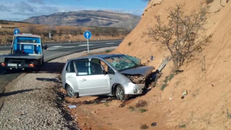 El coche ha chocado contra un talud a la salida de la A31