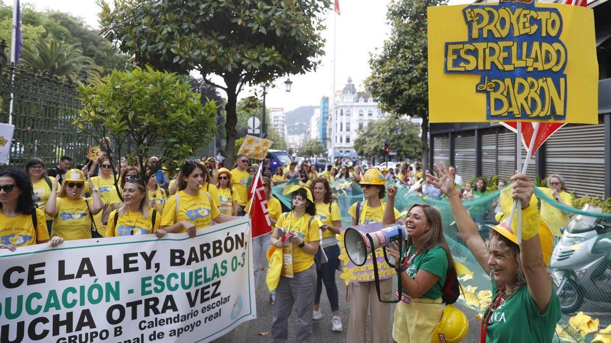 Manifestación de las trabajadoras de las escuelinas, este jueves, por Oviedo.