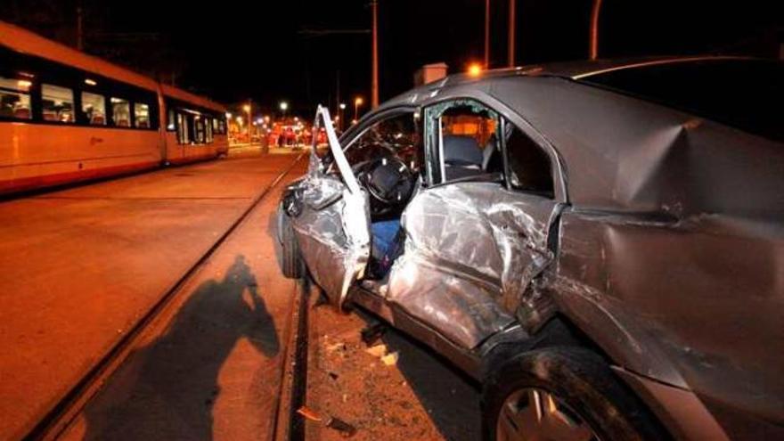 El Tram se lleva otro coche a su paso por La Vila