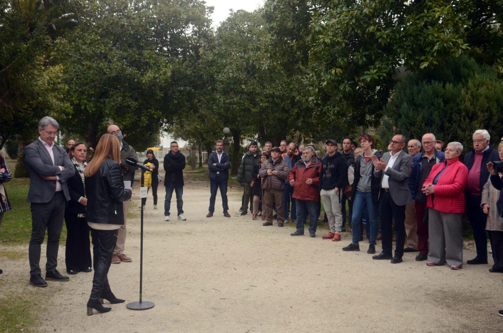 Así fue la inauguración de la escultura que recuerda al burro que descubrió las aguas termales de A Toxa.