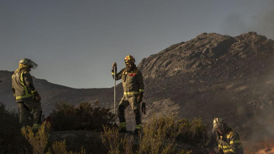 Brigadistas en un incendio en Muiños (Ourense). | Brais Lorenzo