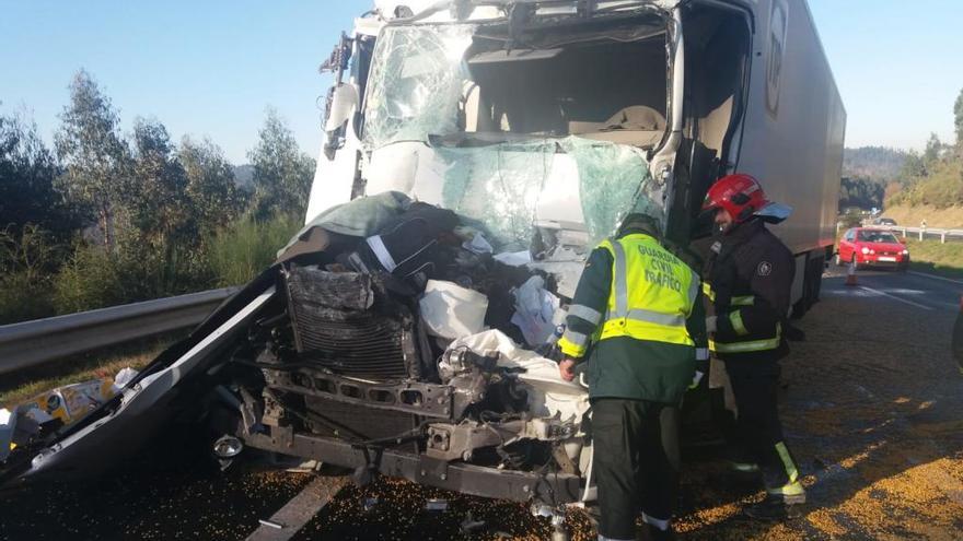 Un muerto en el choque de dos camiones en Coirós