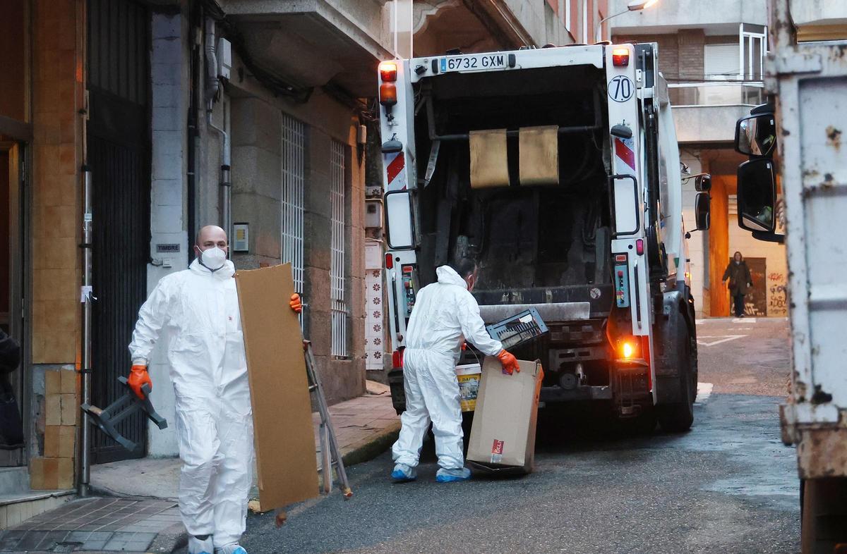 Así fue el vaciado de un piso asolado por la basura en Vigo