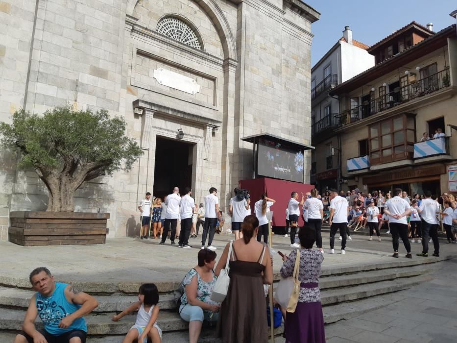 Miles de fieles acompañan a la imagen del nazareno en la tradicional procesión por el centro de la ciudad con principio y final en la Colegiata.