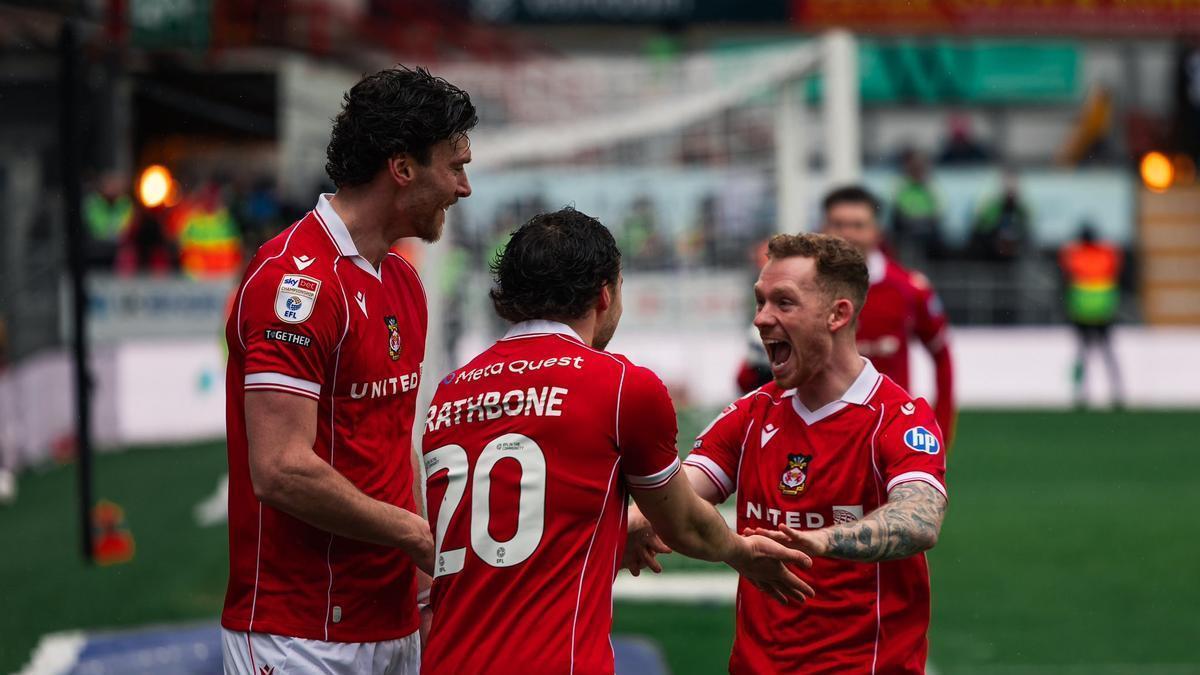 Jugadores del Wrexham celebran un gol
