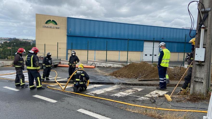 Efectivos de emergencias trabajan en el punto de la fuga de gas.