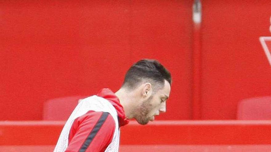 Burgui, controlando el balón durante el entrenamiento de ayer.