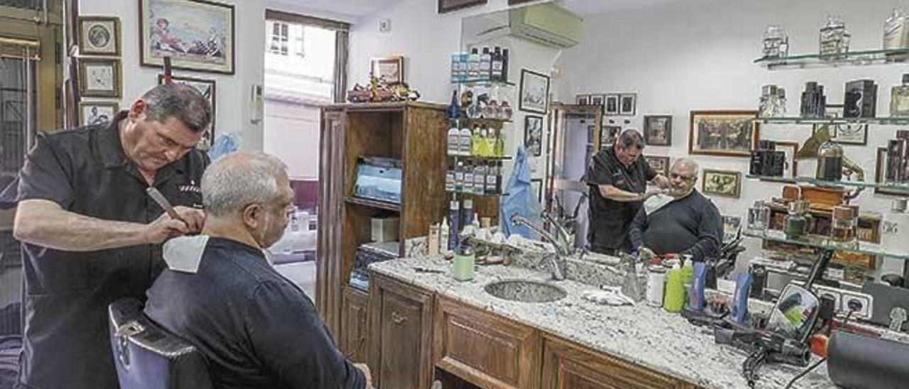 Tomeu Pericás, el barbero del Temple que escucha jazz mientras afeita.