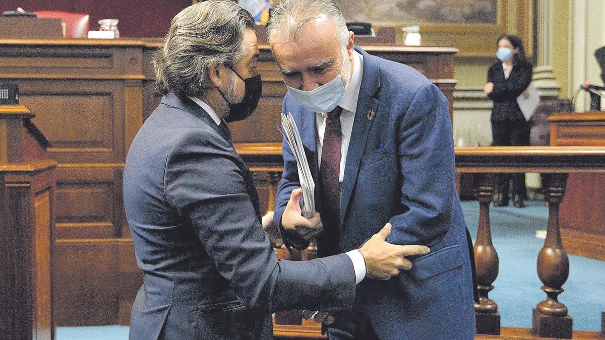 Gustavo Matos dialoga con Ángel Víctor Torres, ayer en el Parlamento