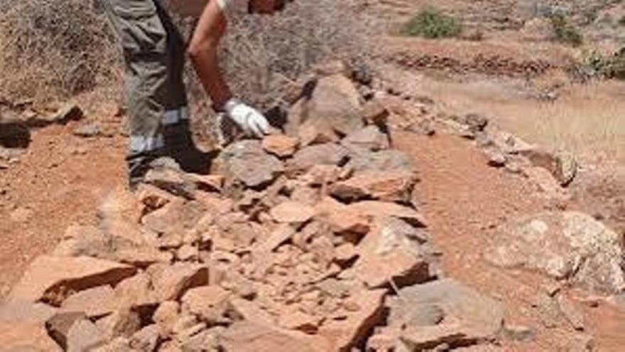 Fase final de la rehabilitación de la fuente de Manitaga, en Tuineje