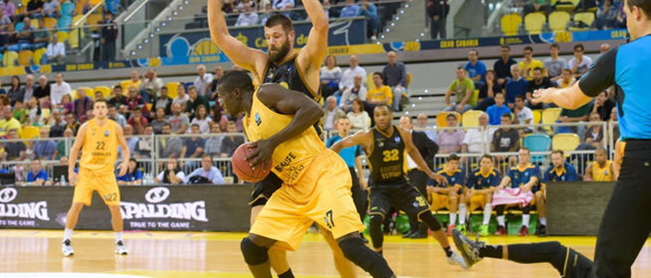 Savané intenta superar a Brockman en el último partido de la Eurocup.